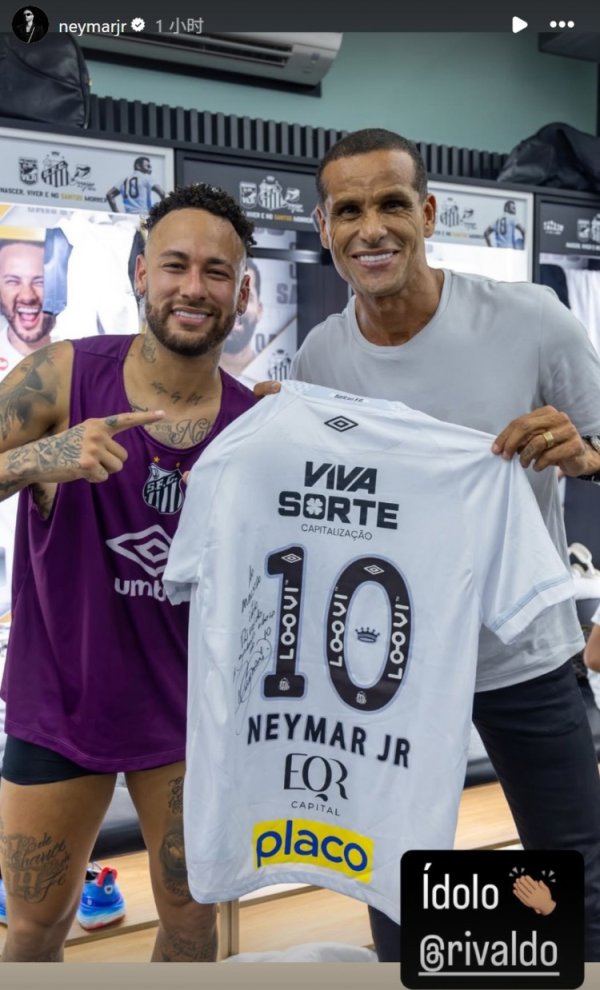 Neymar tặng ngôi sao người Brazil Rivaldo một chiếc áo đấu có chữ ký và đăng ảnh nhóm lên mạng xã hội với chú thích: Thần tượng!