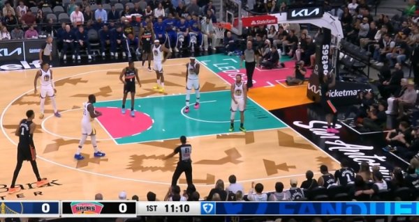 Nó có nghĩa là gì? Fan Mỹ: Curry thay 3 đôi giày ở hiệp 1, 2 và 2 trận hôm qua