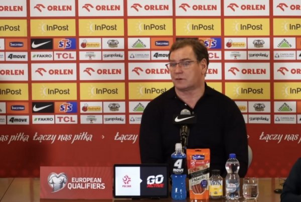 HLV Ba Lan: Ông ấy nghĩ chúng tôi đang tiến gần đến chiến thắng hơn và nói đùa với Koeman về việc đánh bại Hà Lan ở World Cup