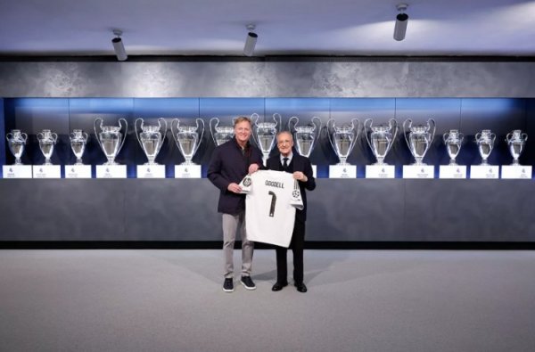 Chủ tịch Real Madrid Florentino gặp Chủ tịch NFL và hai bên trao quà