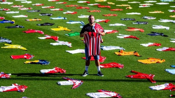 Tình yêu thuần khiết! Người hâm mộ Monaco thu thập kỷ lục 1.146 áo đấu câu lạc bộ