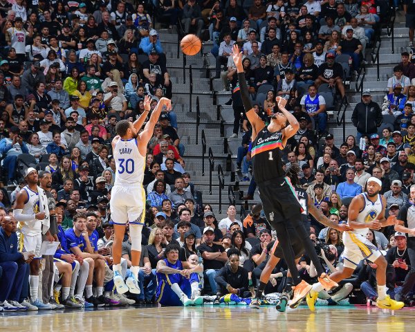 Đặt N bản ghi! Warriors tiết lộ thống kê của Curry hôm qua: 9 trận 3 điểm so với Joe James, cộng hơn 2-5